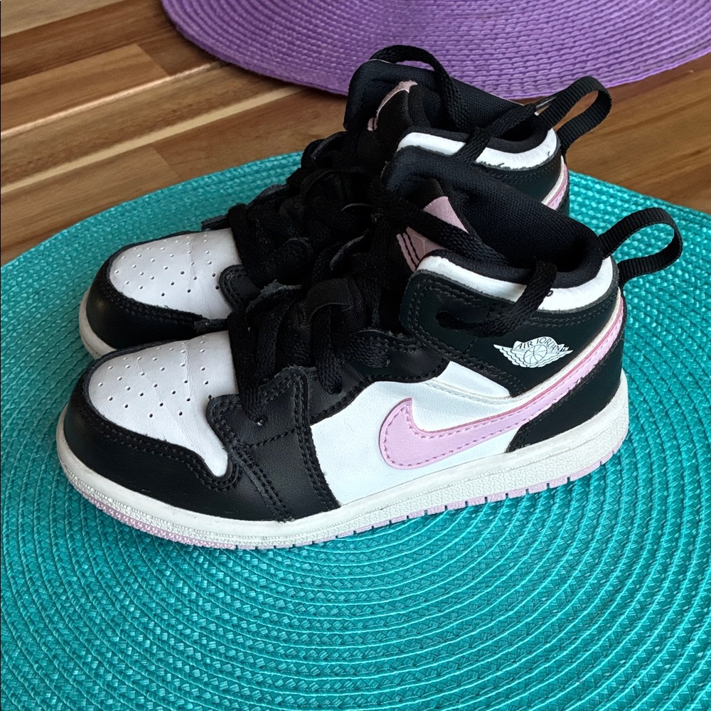 Nike Kids High-Top Sneakers in Black, White & Lavender